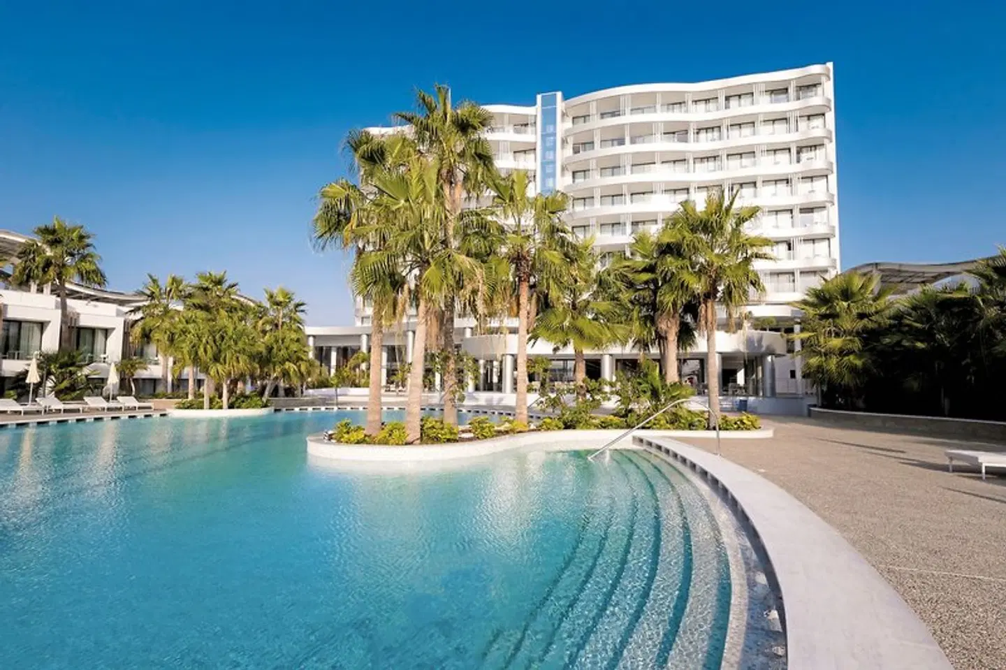 Radisson Beach Resort Larnaca OUTDOOR_POOL