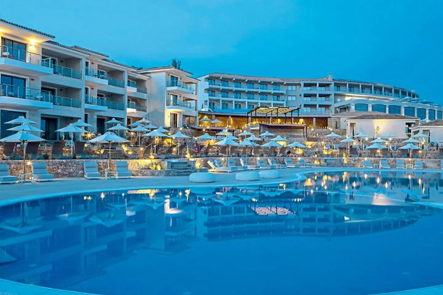 Zeus Eleva Ajul EXTERIOR