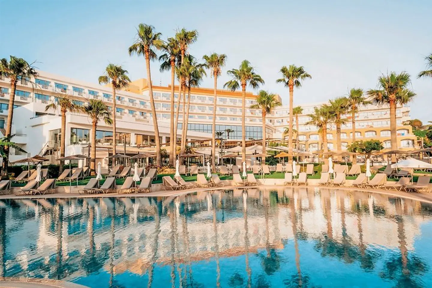 St. George Beach Hotel & Spa Resort OUTDOOR_POOL