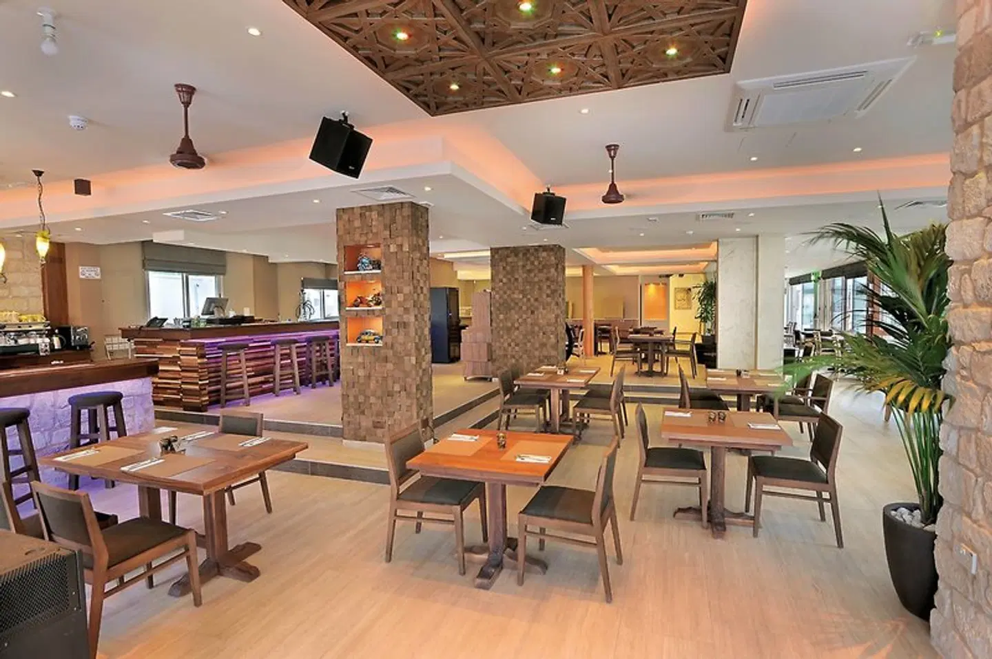 Nelia Gardens Hotel Bar