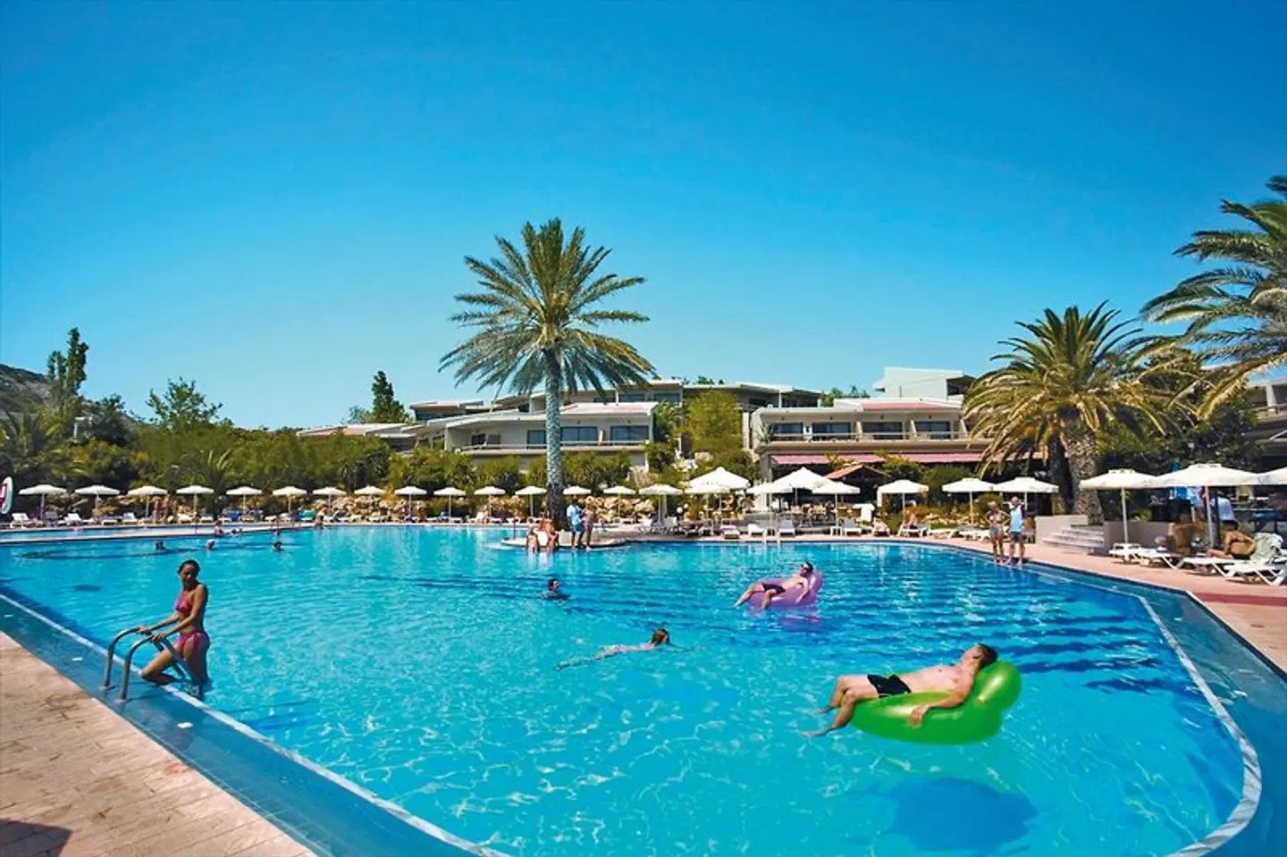 Cathrin OUTDOOR_POOL