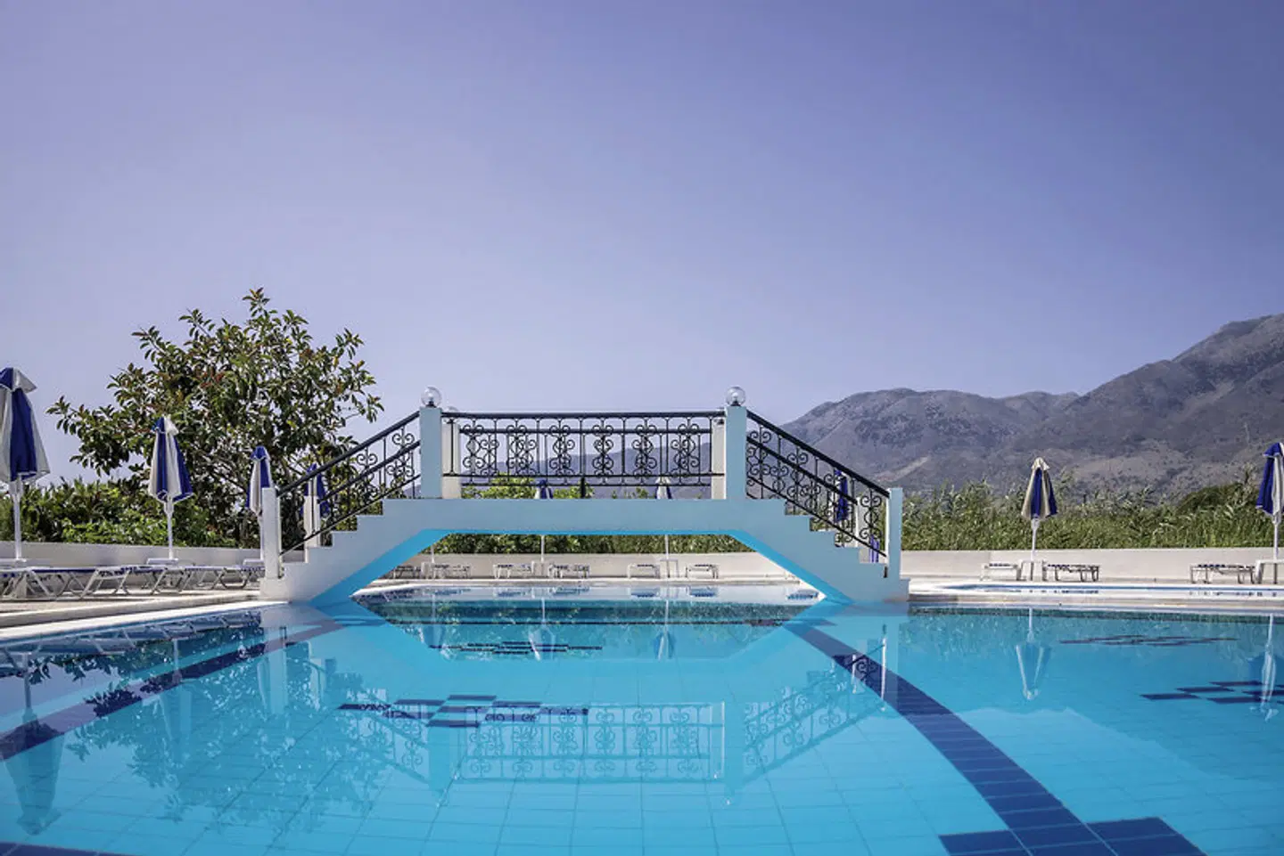 Vantaris Garden OUTDOOR_POOL