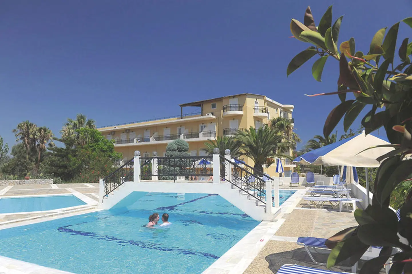 Vantaris Garden OUTDOOR_POOL
