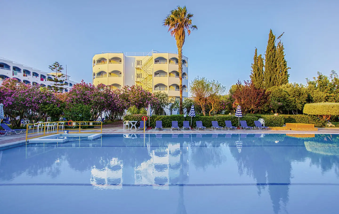 Continental Palace OUTDOOR_POOL