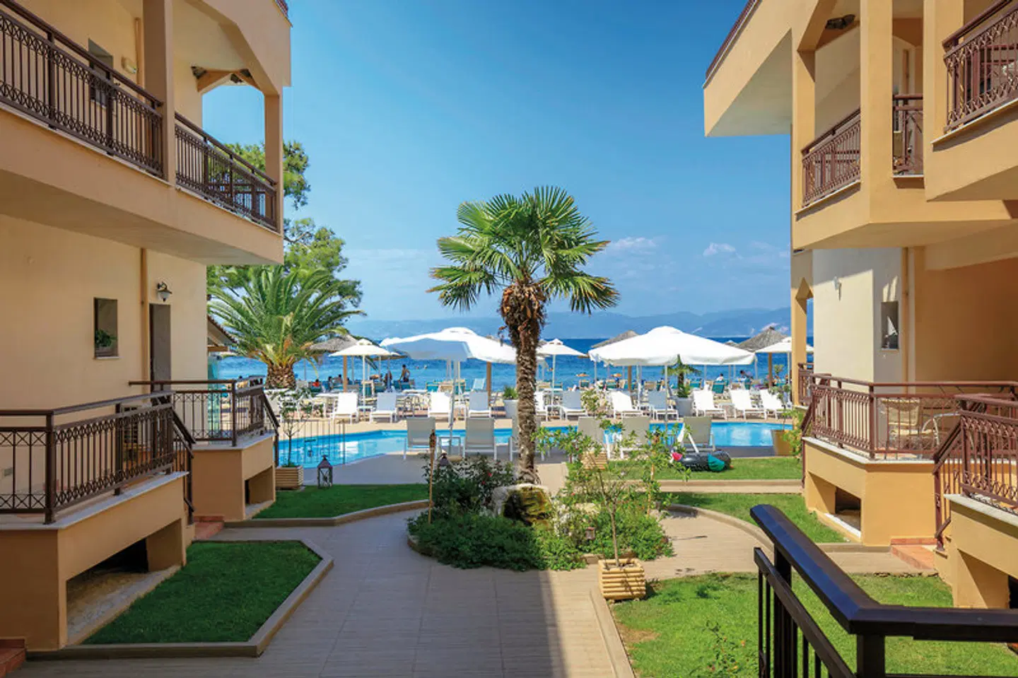 Mediterranean Beach Hotel EXTERIOR