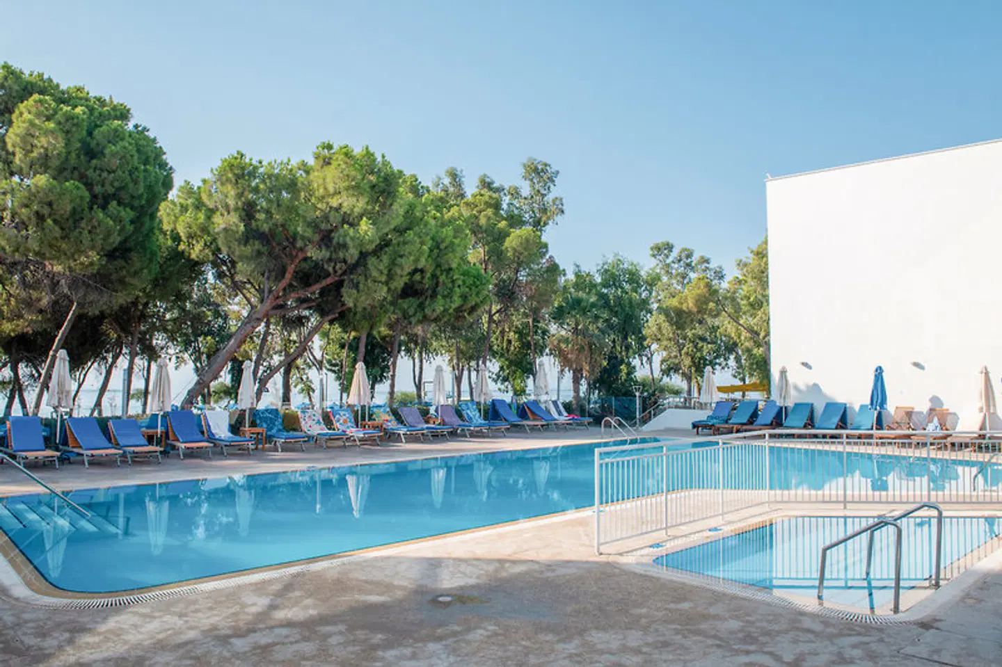 Park Beach Hotel OUTDOOR_POOL