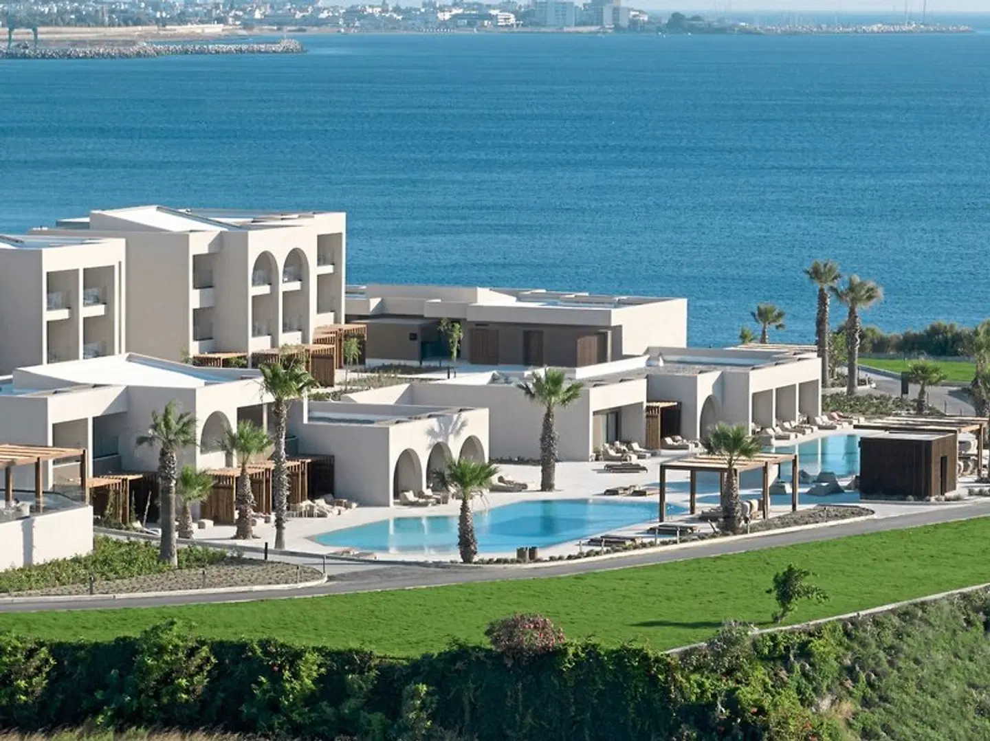 Ella Elissa EXTERIOR
