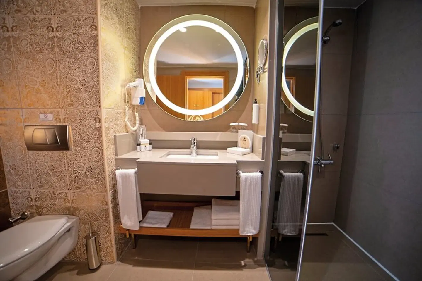 Royal Dragon Hotel Badezimmer