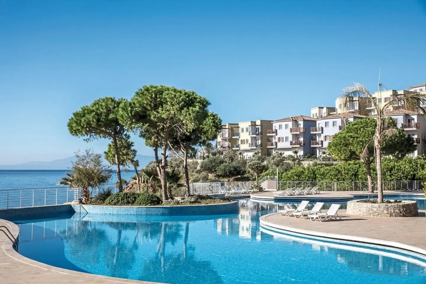 Aria Claros Beach & Spa Resort OUTDOOR_POOL