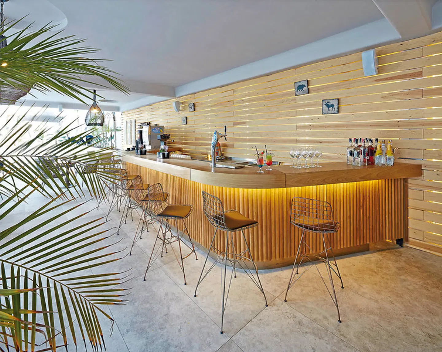 Lalila Blue Suites Bar