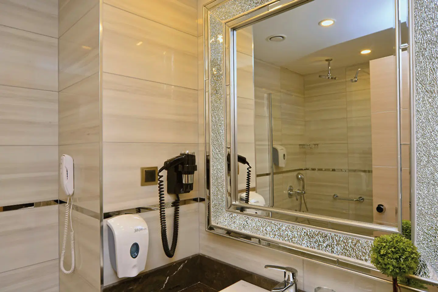 Azura Deluxe Resort & Spa Hotel Badezimmer