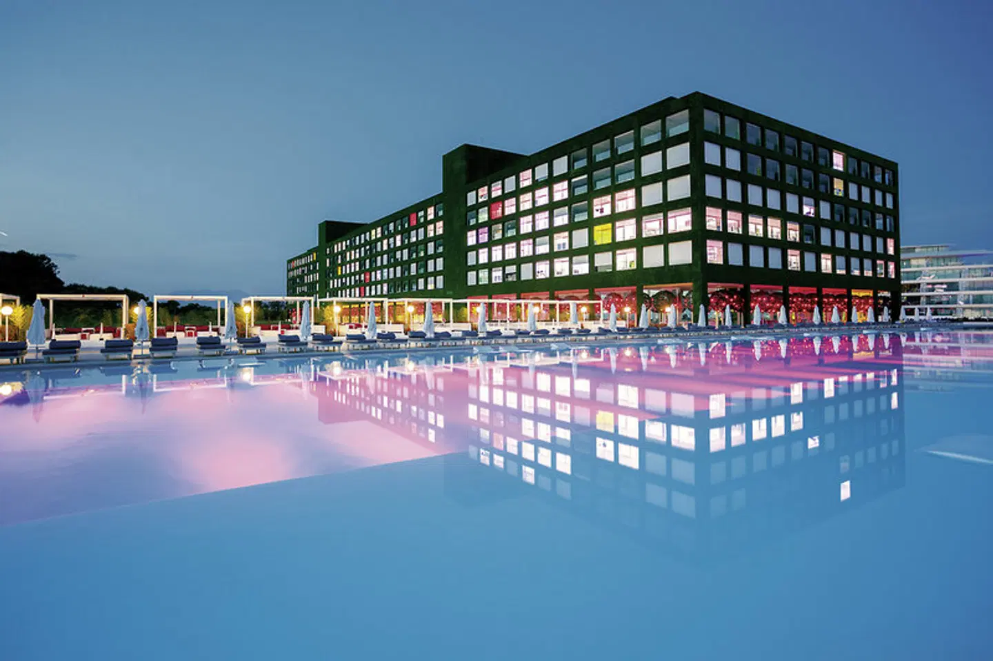 Adam & Eve OUTDOOR_POOL