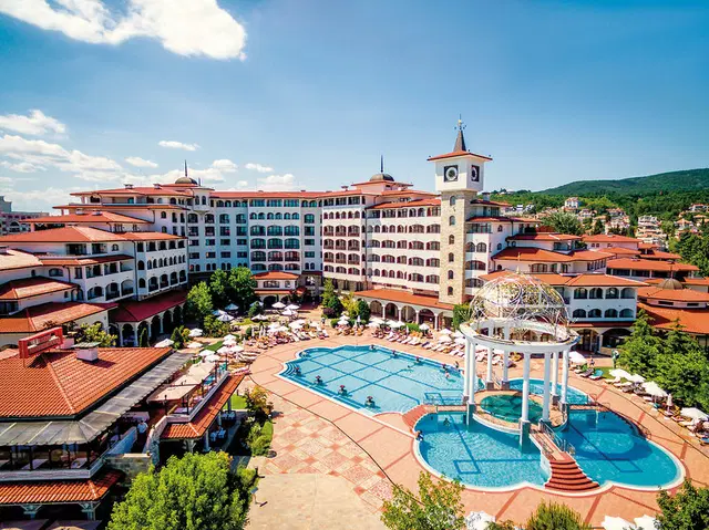 Helena Sands EXTERIOR