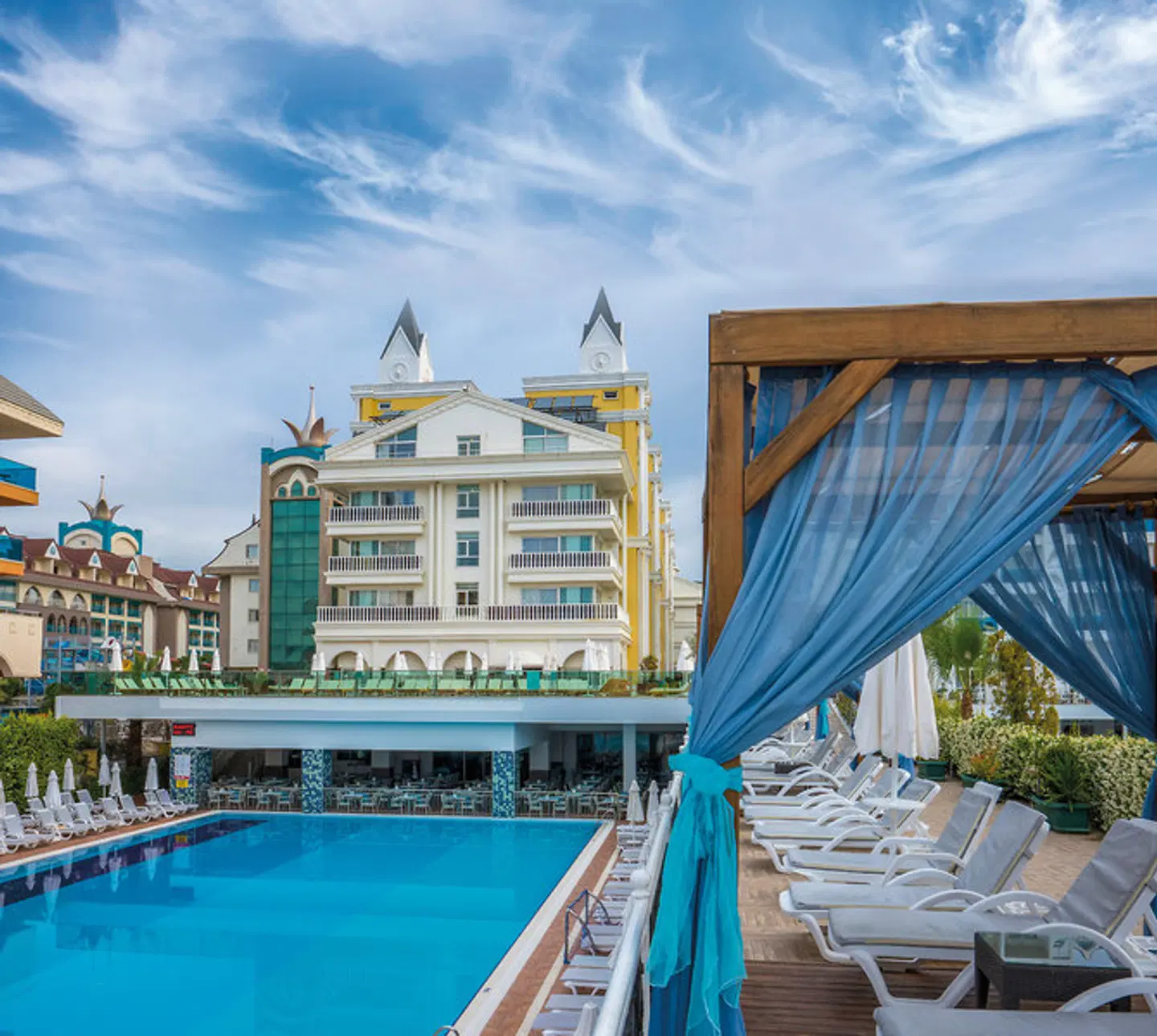 Dream World Resort & Spa OUTDOOR_POOL