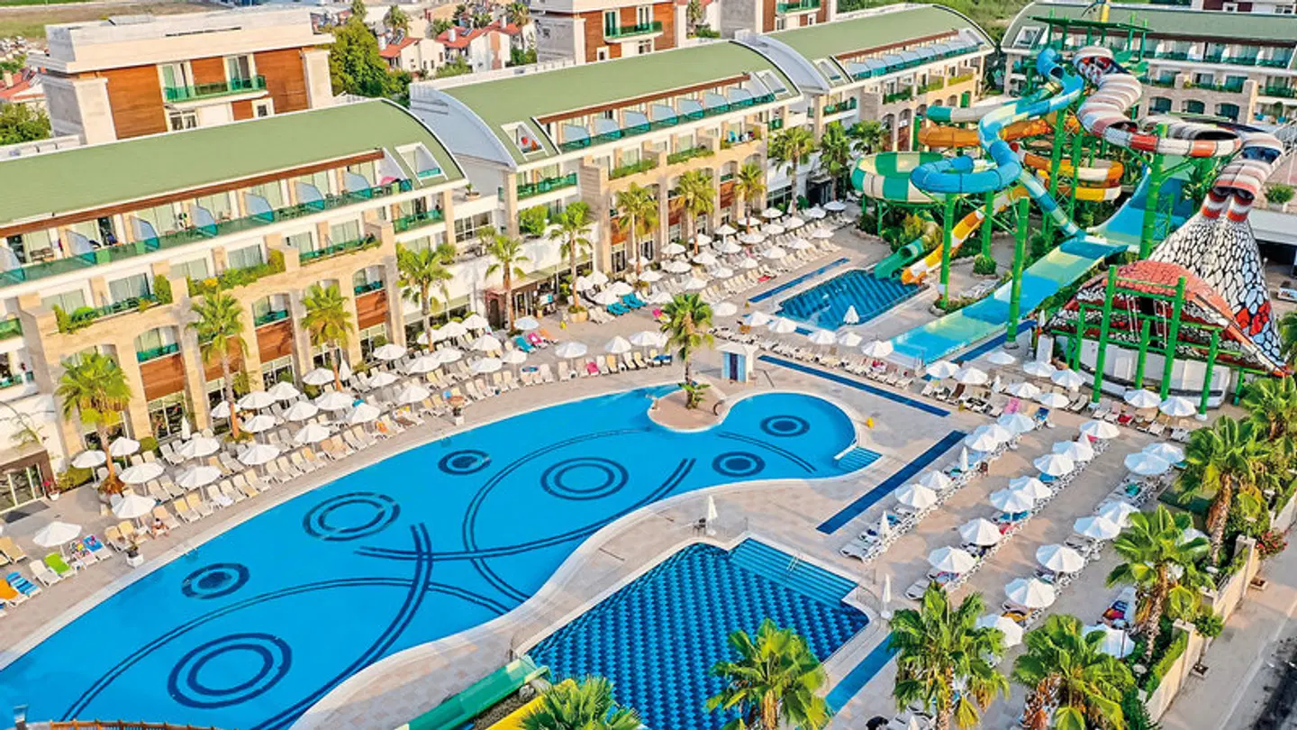 Crystal Waterworld Aqua Collection MODEL_IMPRESSION