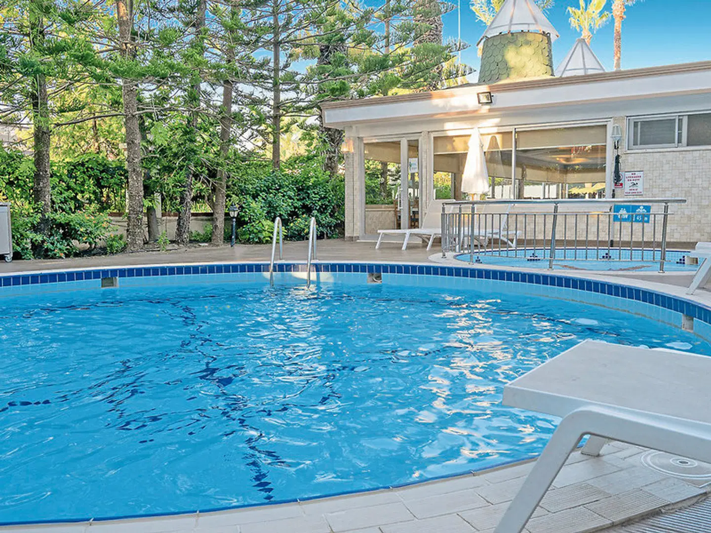 Side Bay Hotel OUTDOOR_POOL