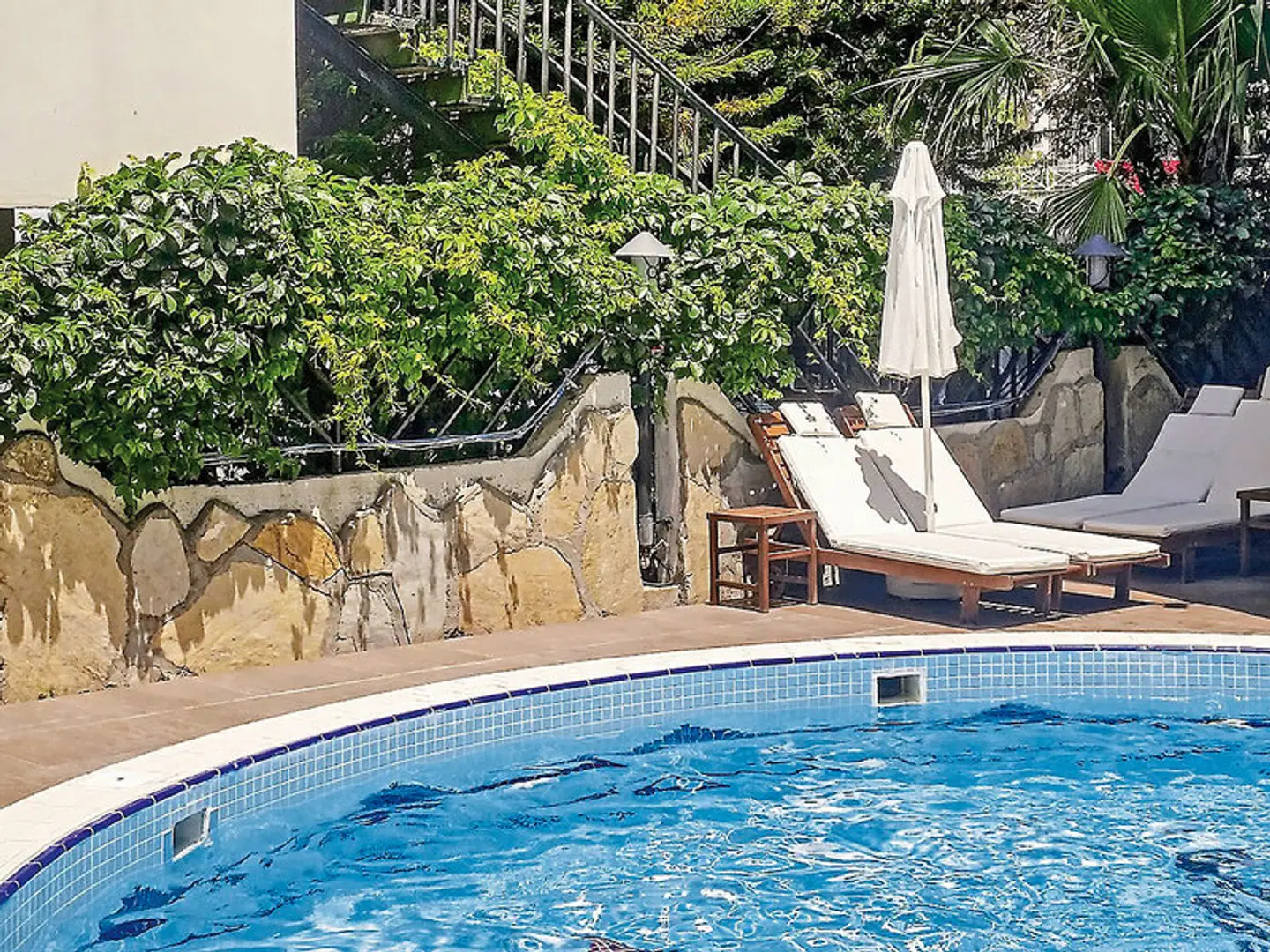 Side Bay Hotel OUTDOOR_POOL