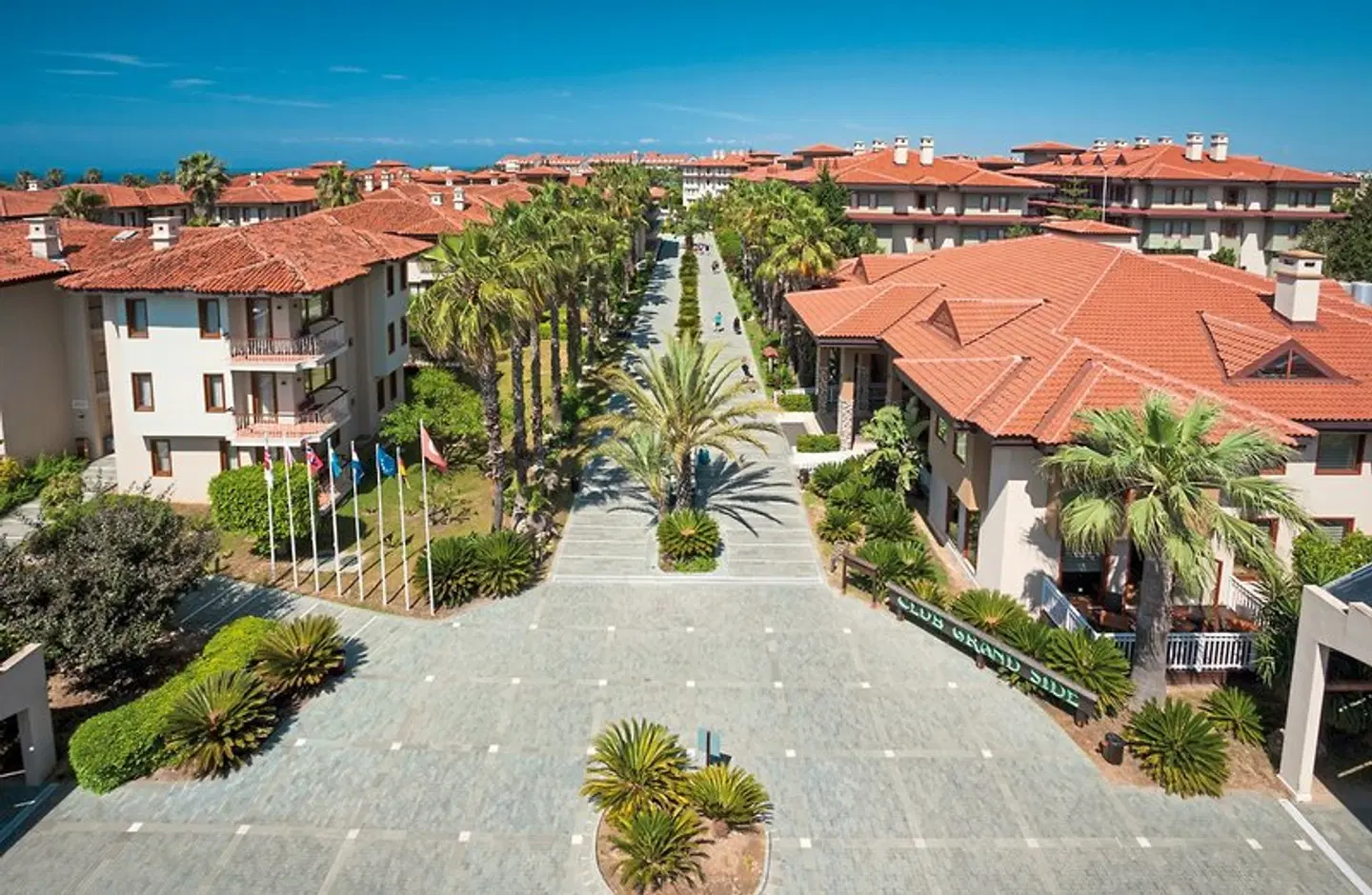 Club Grand Side EXTERIOR