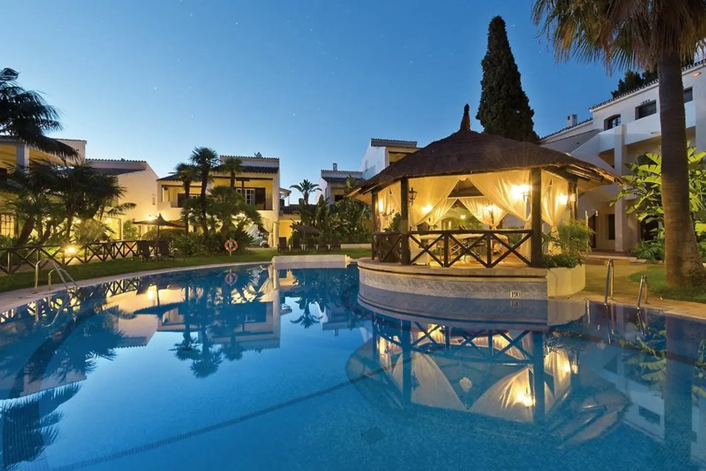 BlueBay Banús OUTDOOR_POOL