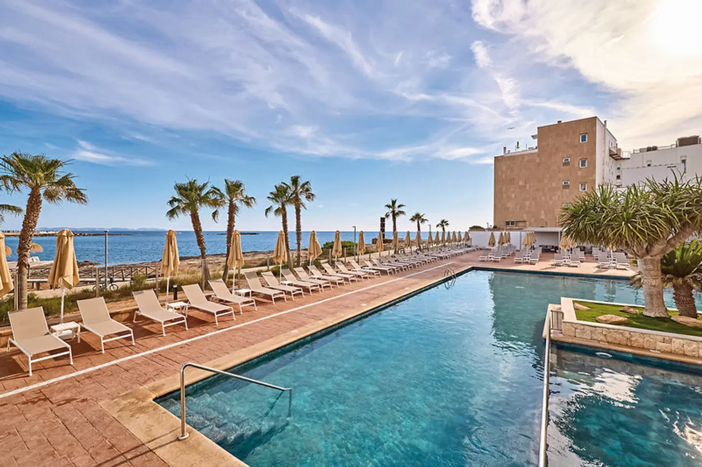 Universal Hotel Romántica OUTDOOR_POOL
