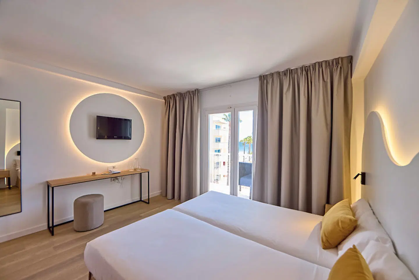 Universal Hotel Bikini ROOM_EXAMPLE