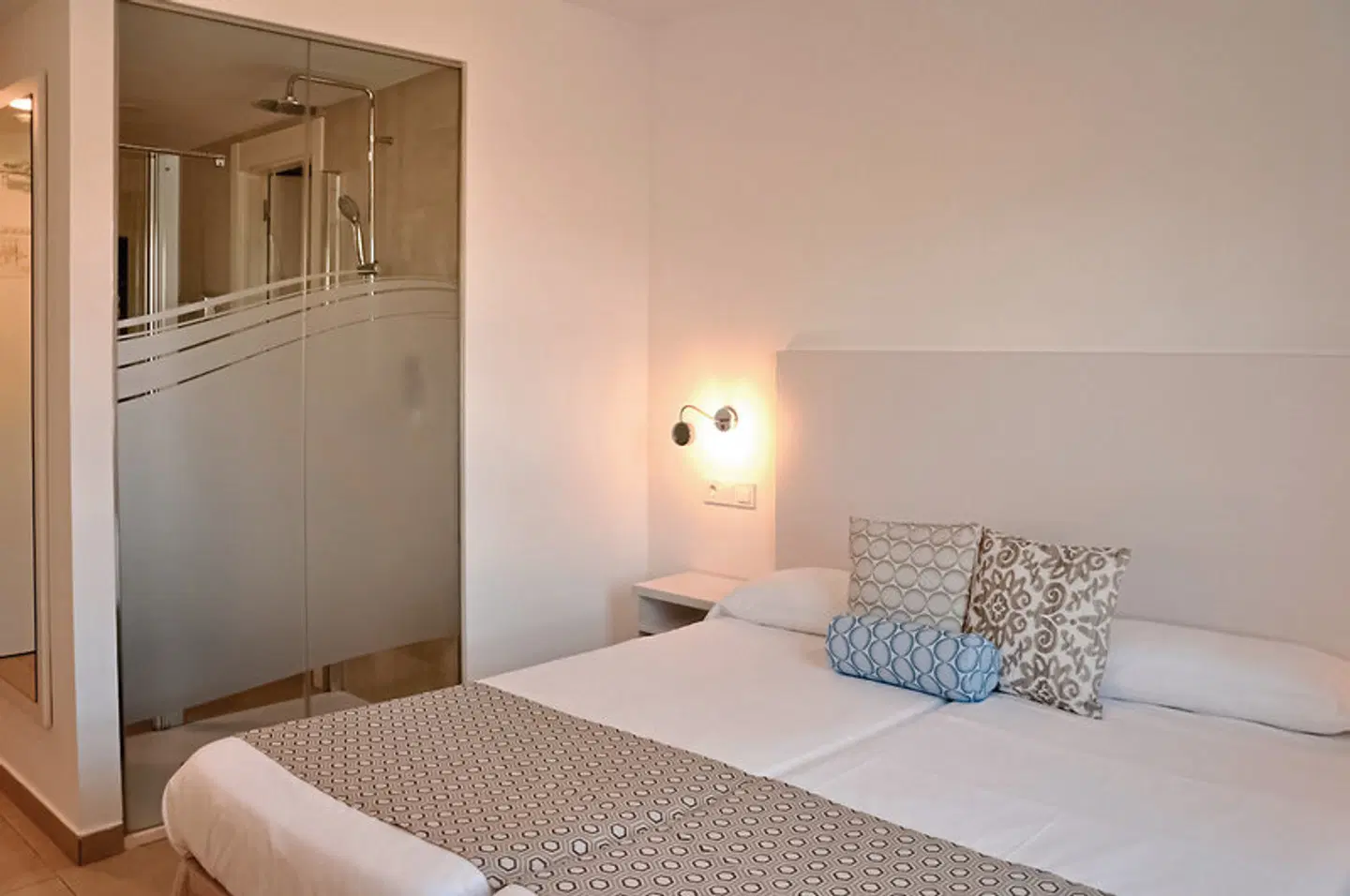 Chevy Hotel & Suites ROOM_EXAMPLE