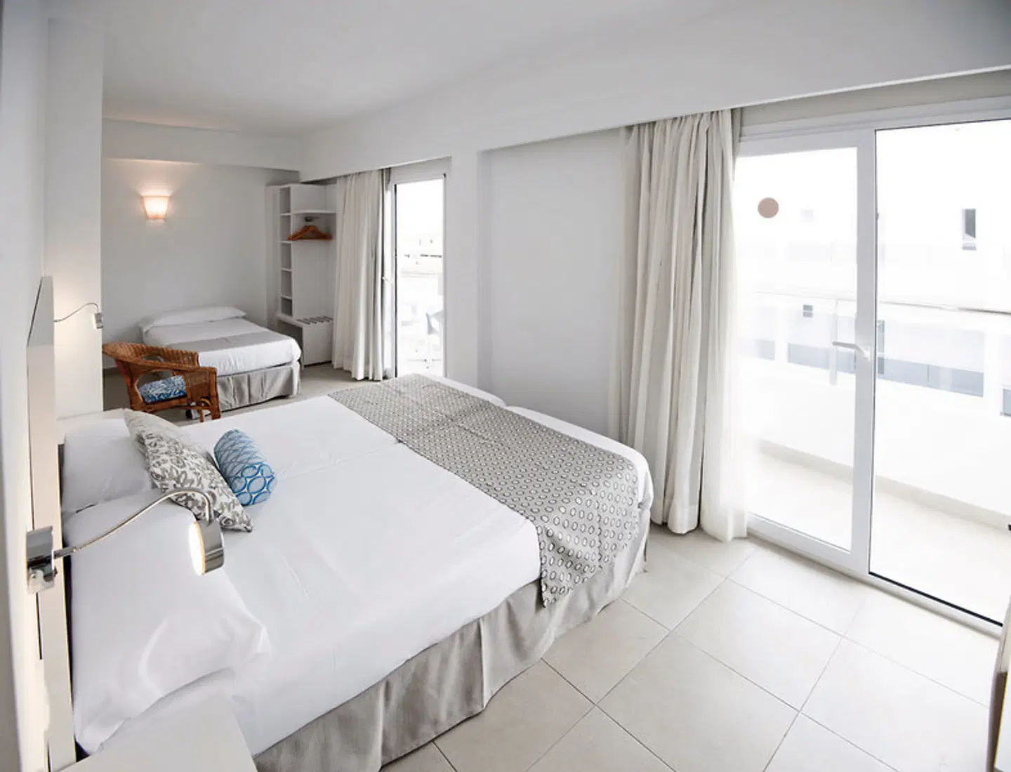 Chevy Hotel & Suites ROOM_EXAMPLE