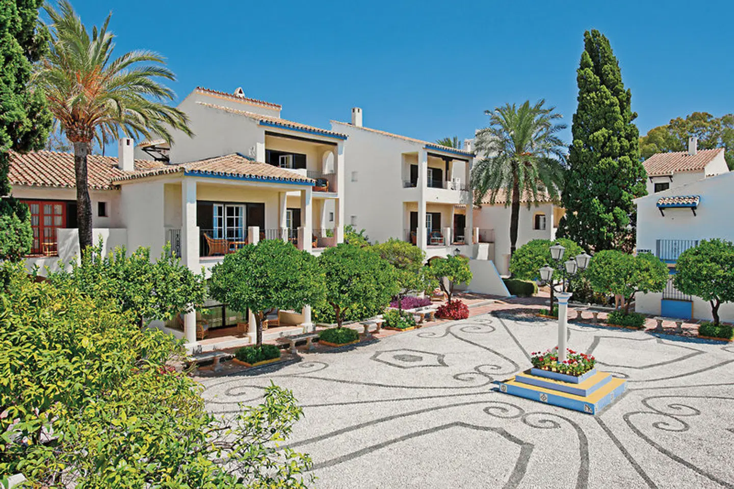 BlueBay Banús EXTERIOR