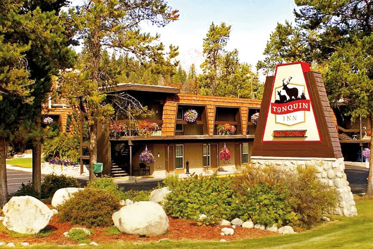 Tonquin Inn EXTERIOR