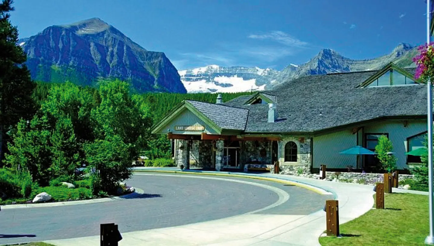 Lake Louise Inn EXTERIOR
