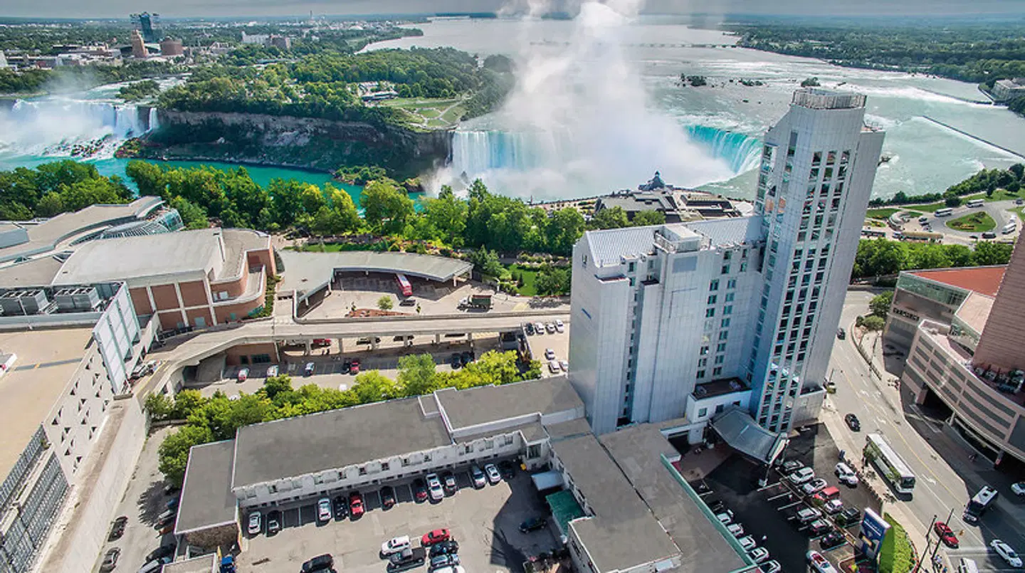 Oakes Hotel Overlooking The Falls EXTERIOR