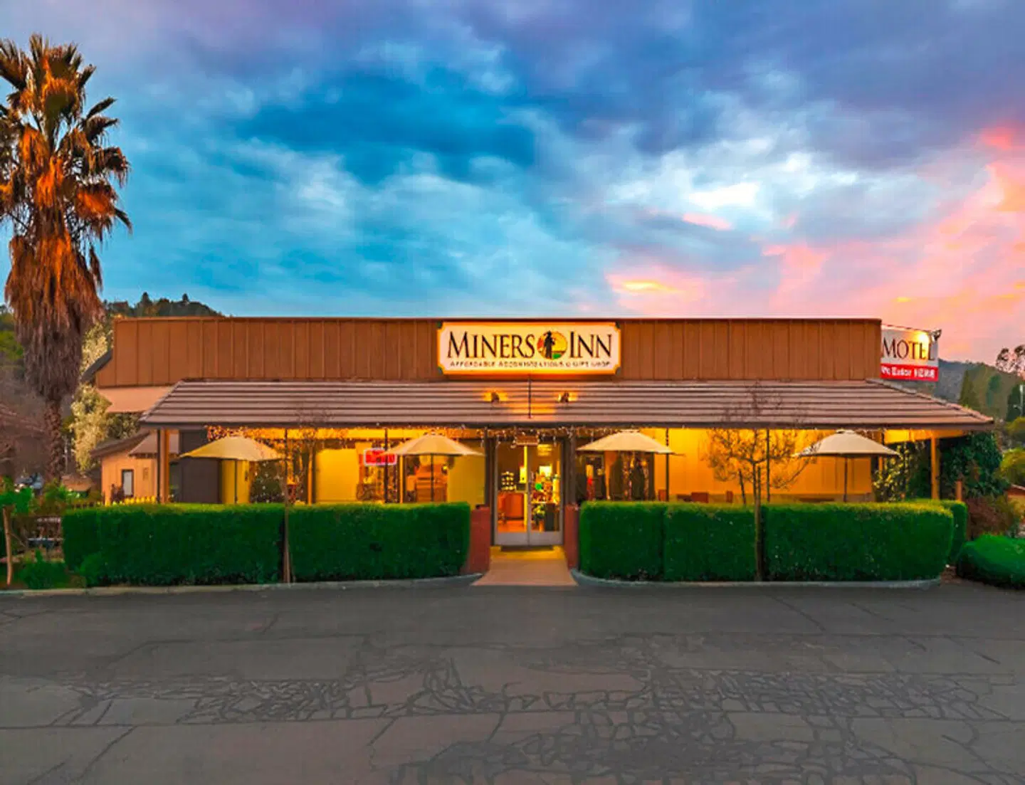 Yosemite Miners Inn EXTERIOR