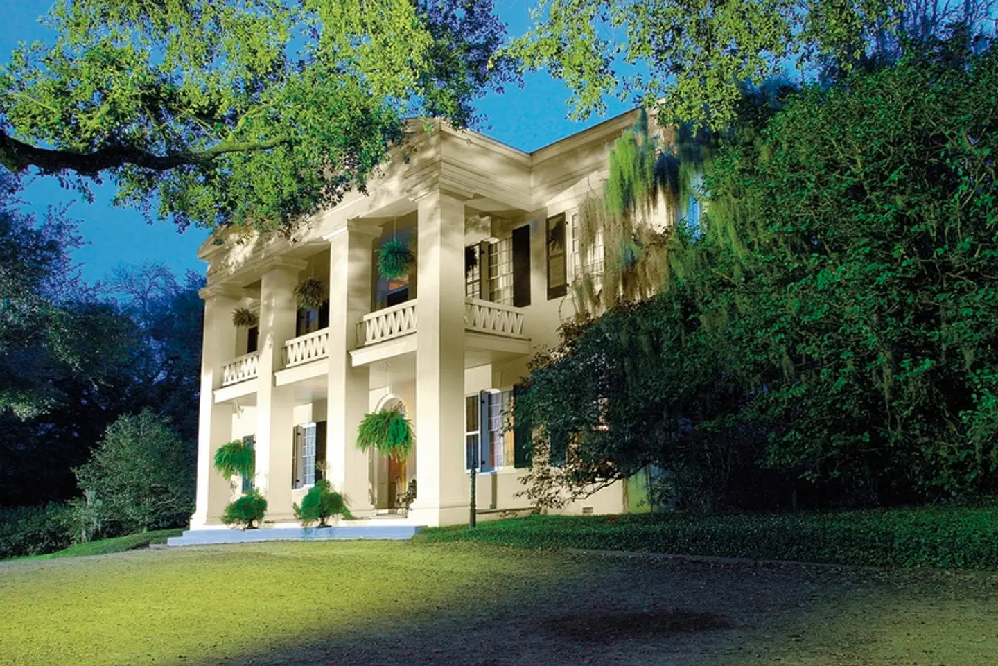 Monmouth Historic Inn EXTERIOR