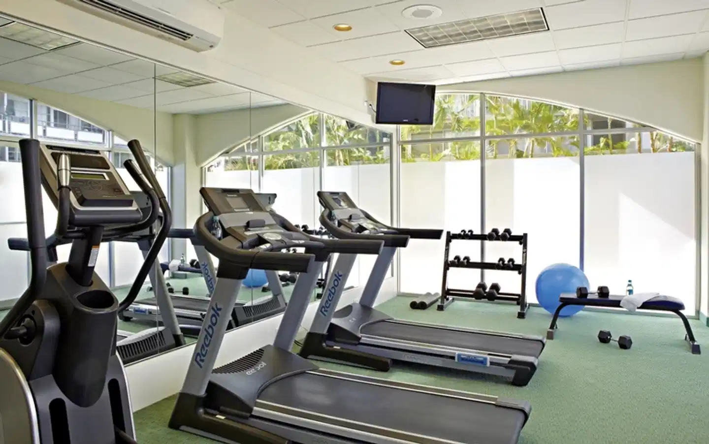 Coconut Waikiki Hotel Sport und Entertainment
