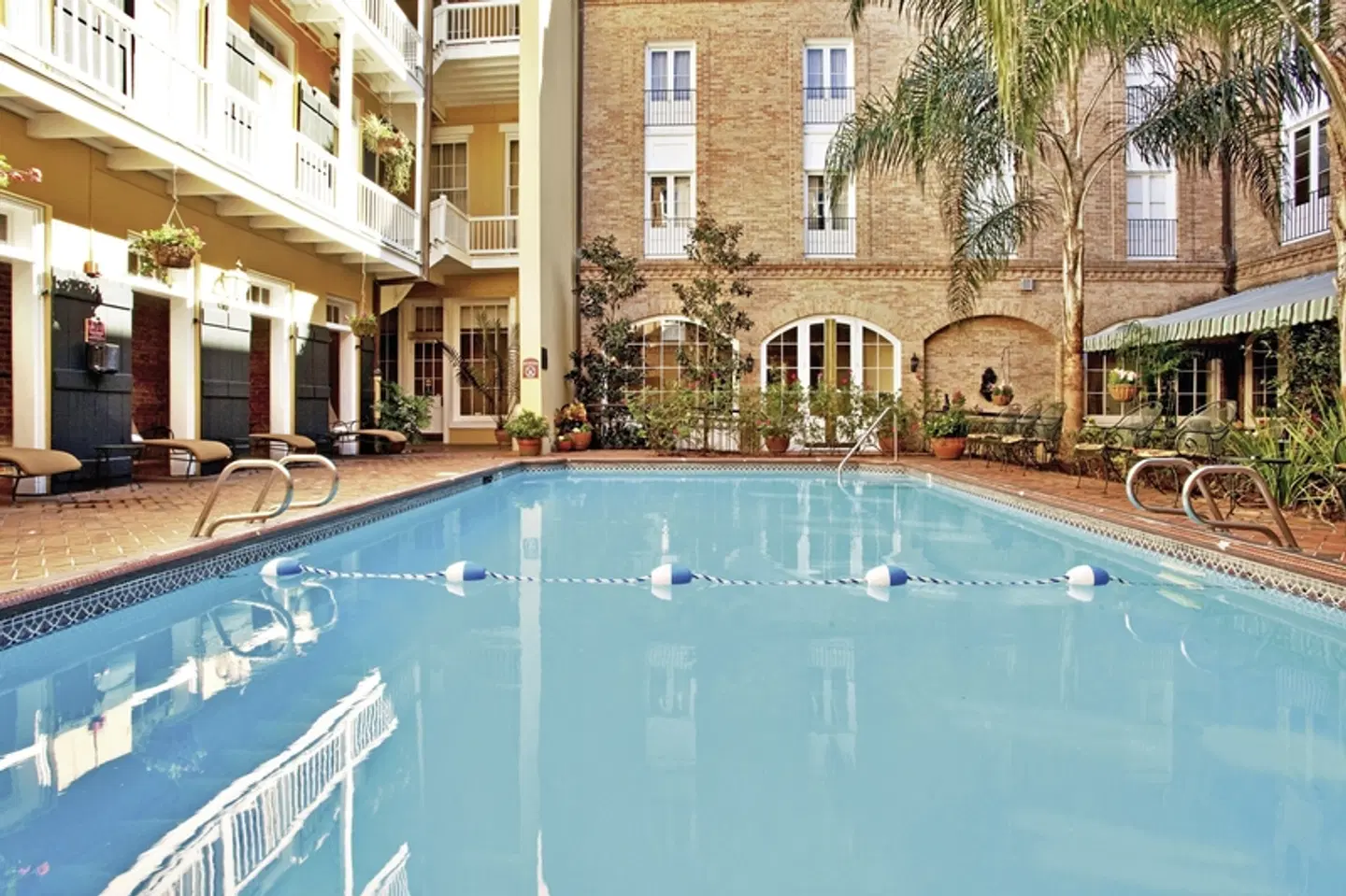 Holiday Inn French Quarter Chateau Le Moyne OUTDOOR_POOL