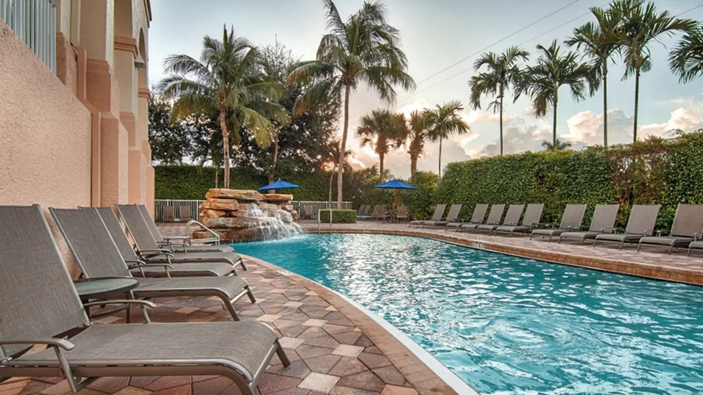 Hilton Naples OUTDOOR_POOL