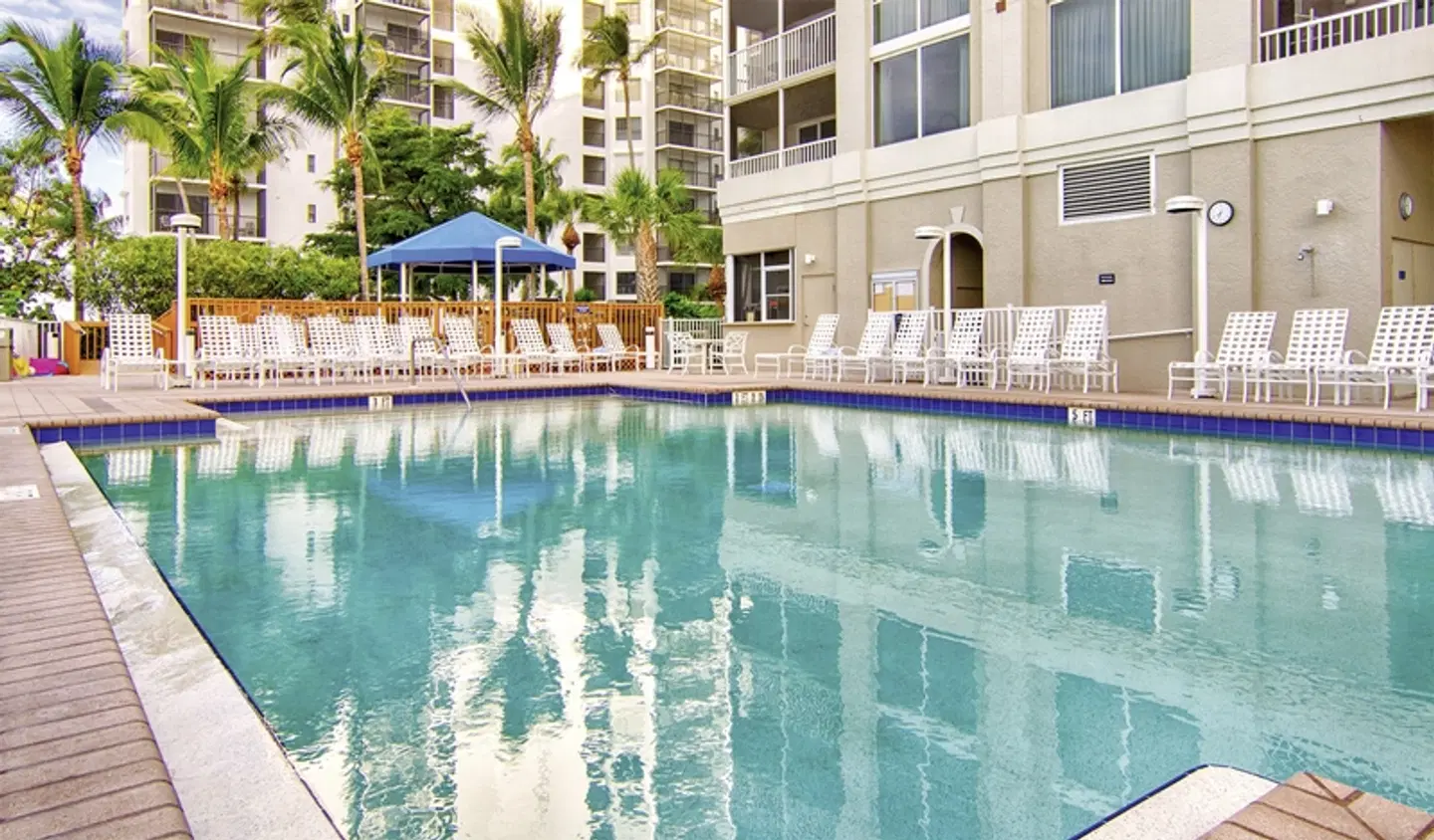 Gullwing Beach Resort Apartments Pool