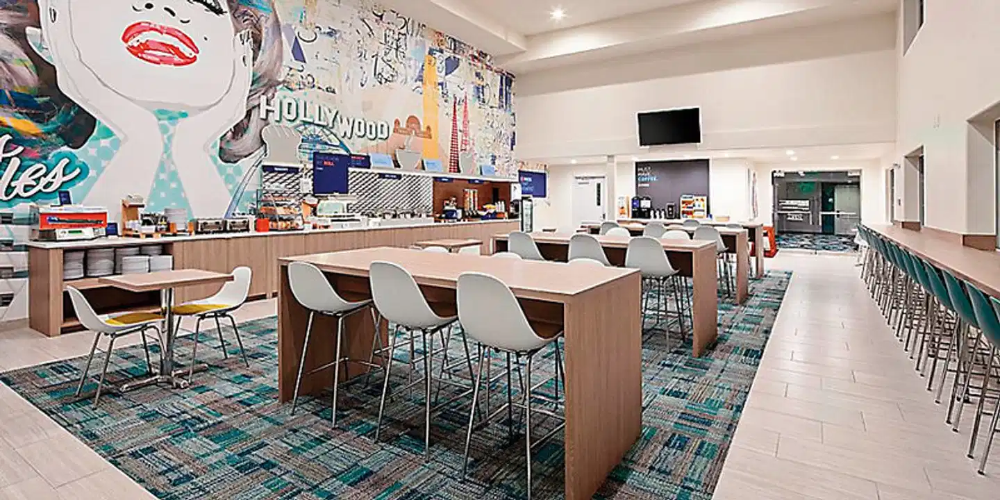 Holiday Inn Express Hotel & Suites Hollywood Walk of Fame Bar