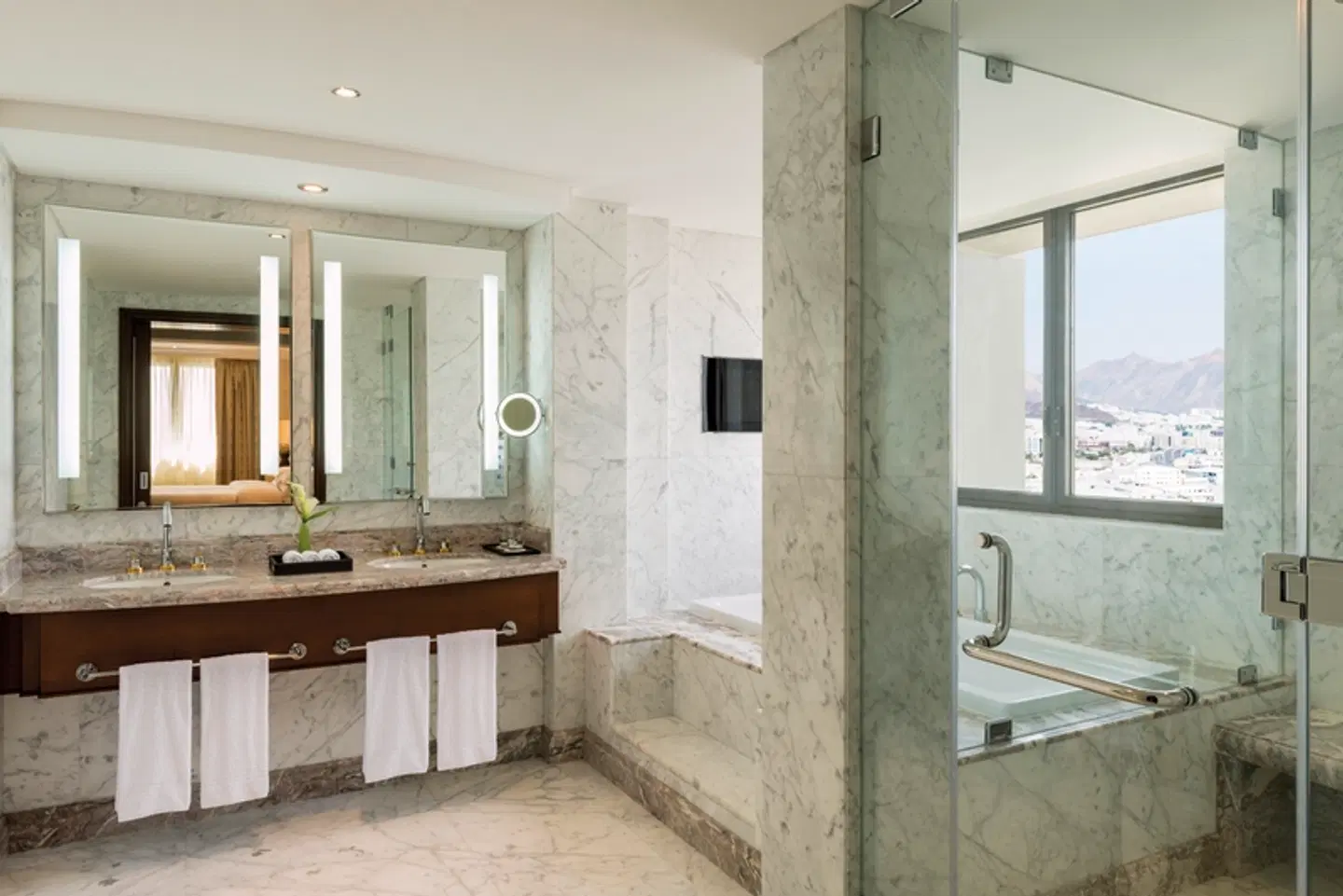 Sheraton Oman Hotel Badezimmer