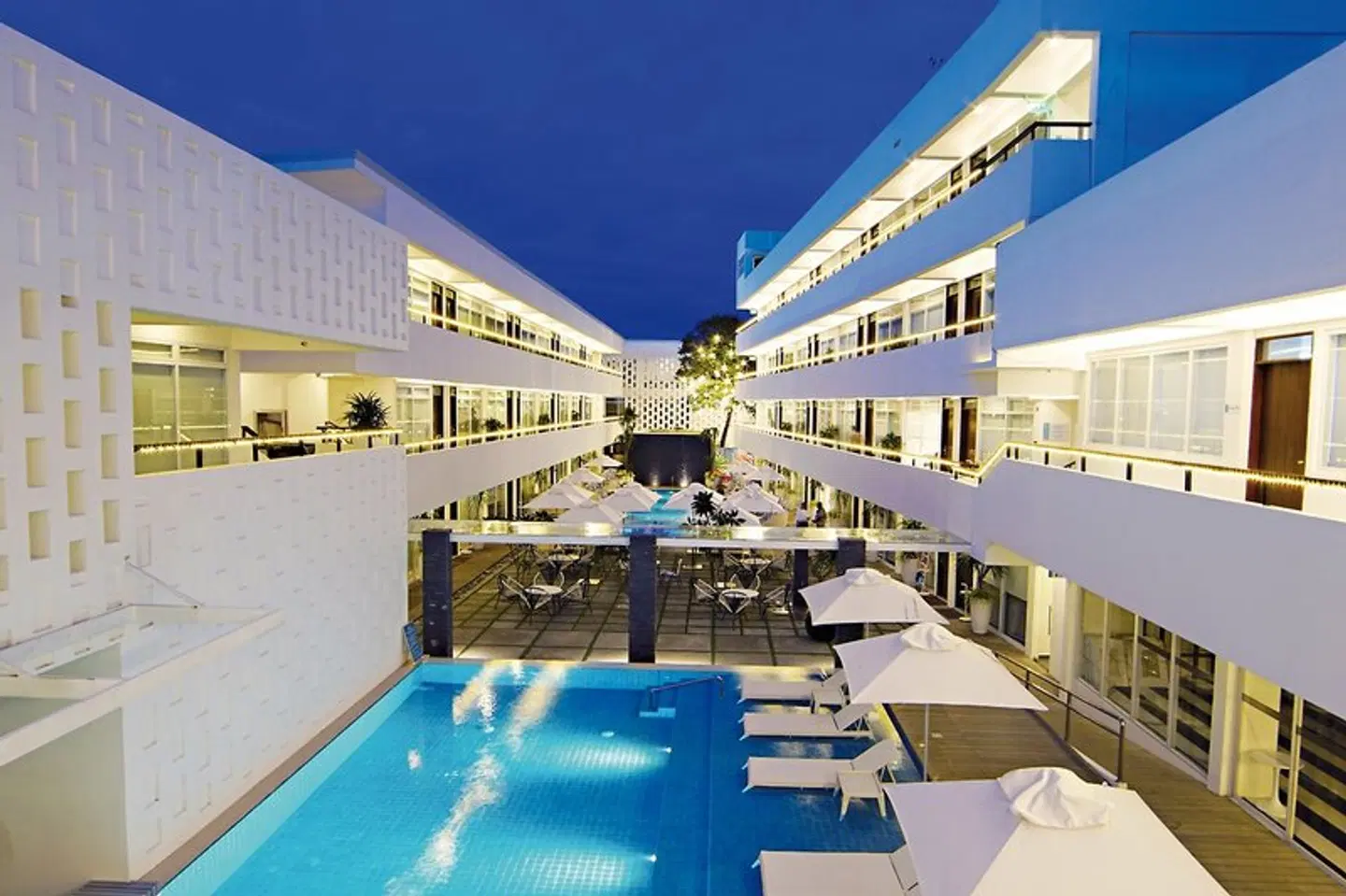 Coast OUTDOOR_POOL