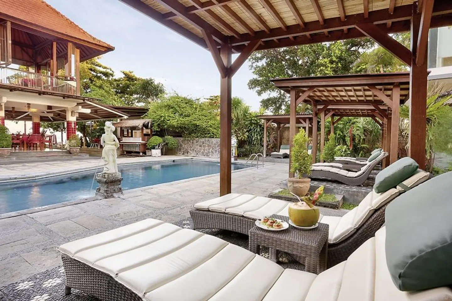 Respati Beach Hotel Terrasse