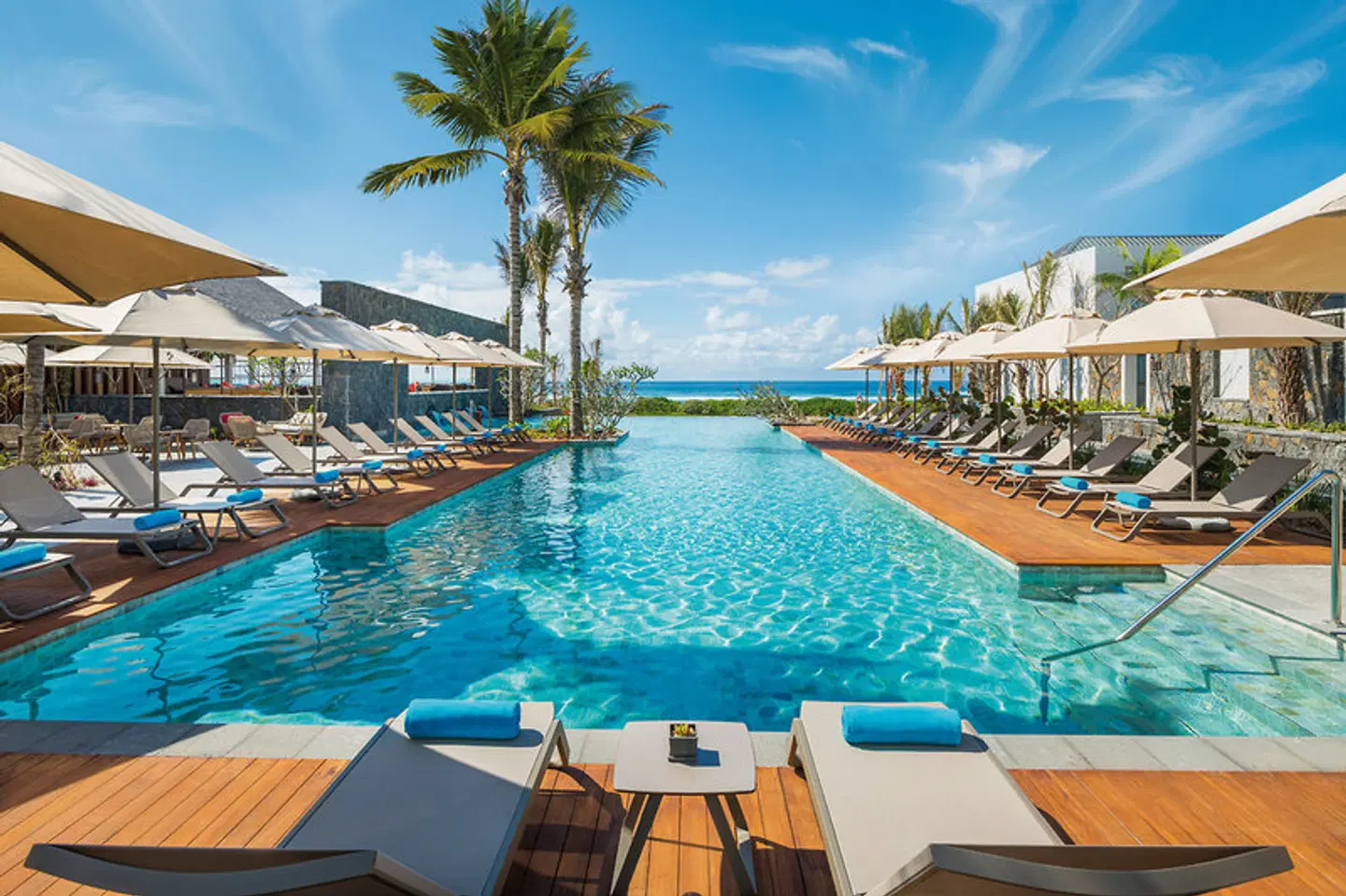 Constance Le Chaland OUTDOOR_POOL