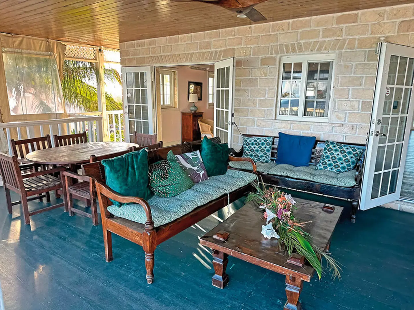 A Stone's Throw Away LOUNGE_LOBBY