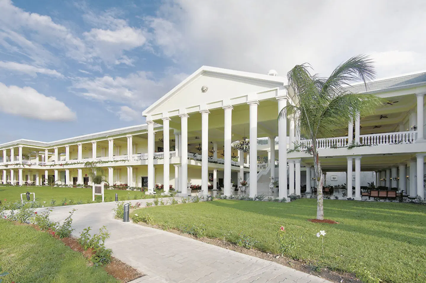 Grand Palladium Lady Hamilton Resort & Spa EXTERIOR