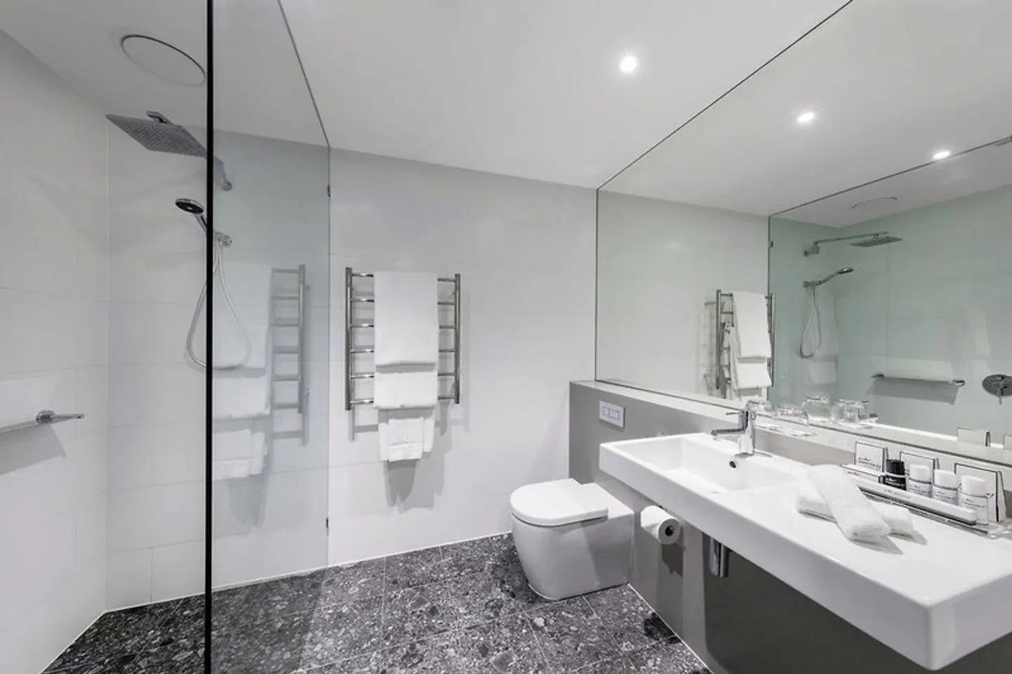 Grand Chancellor Brisbane Badezimmer