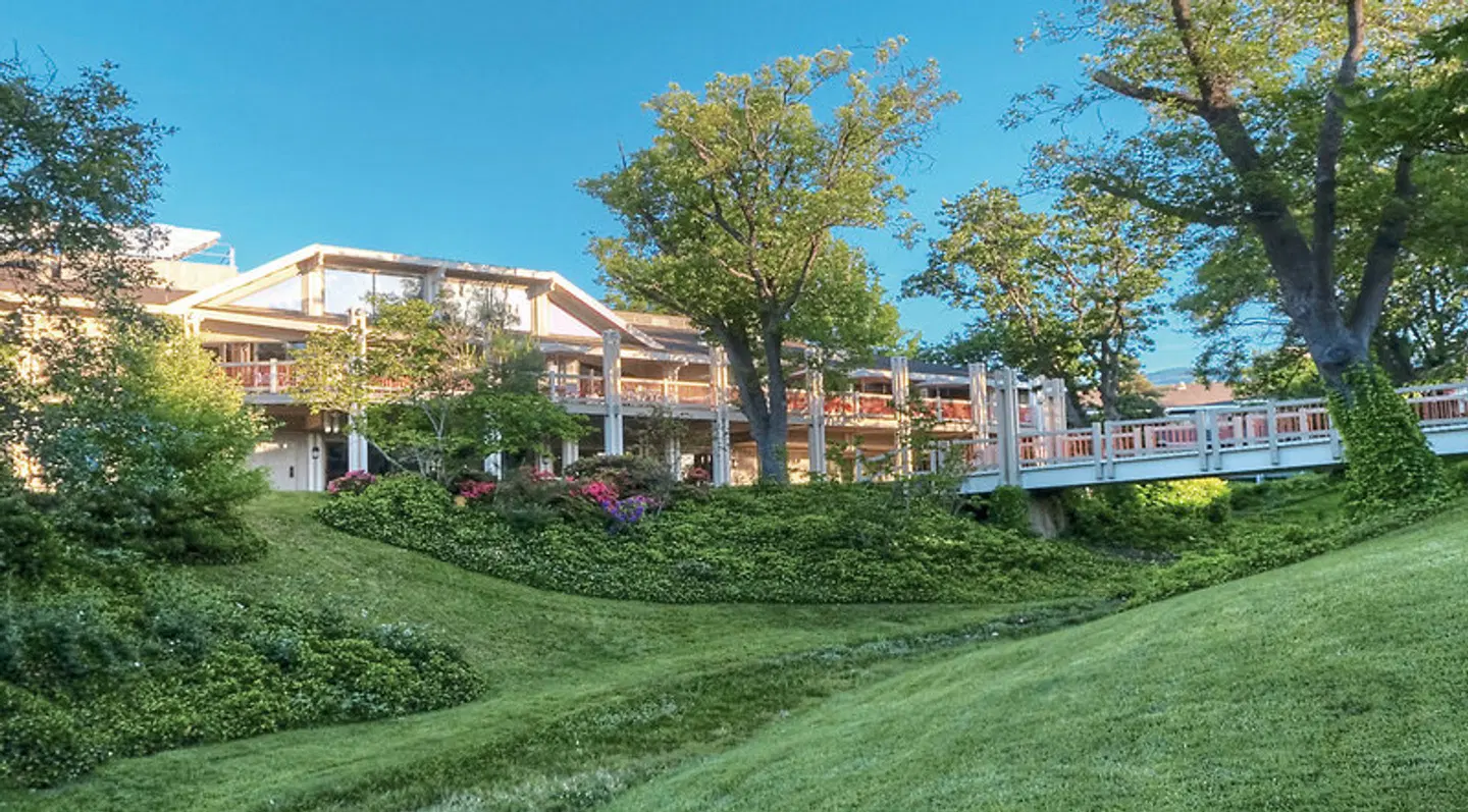 Ashland Hills Hotel & Suites EXTERIOR