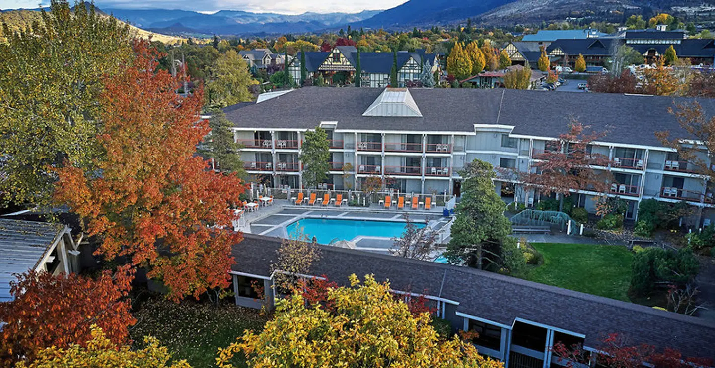 Ashland Hills Hotel & Suites EXTERIOR