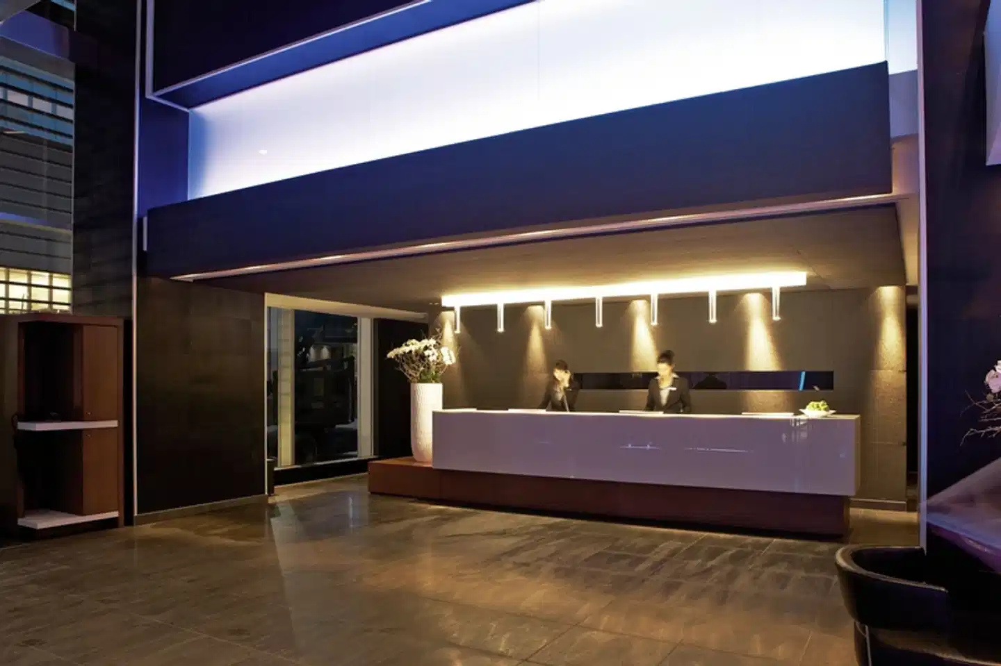 Le Germain Maple Leaf Square Toronto Lobby