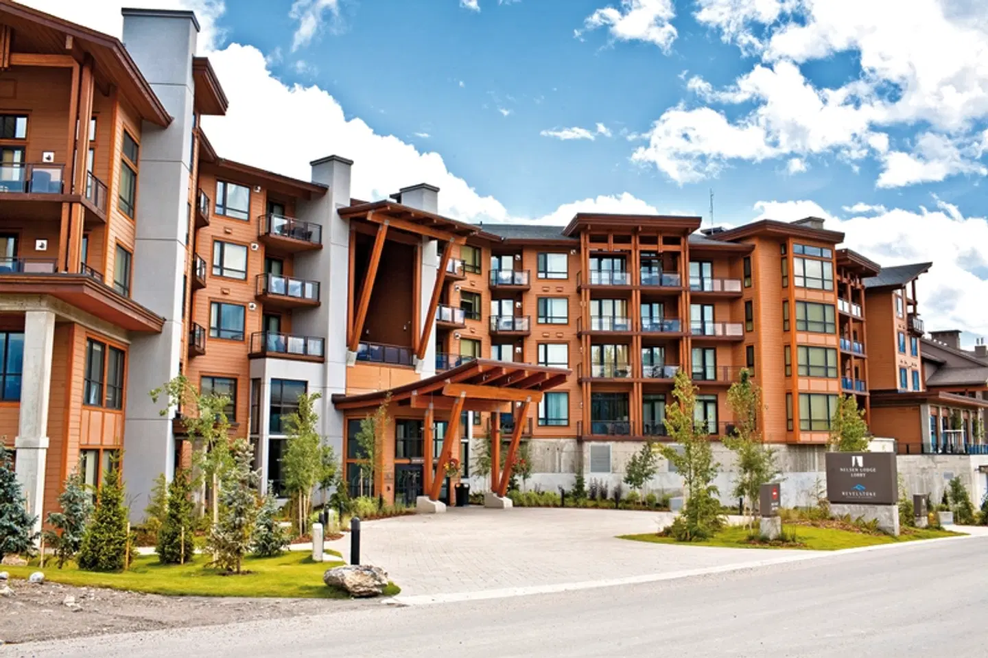 Sutton Place Hotel Revelstoke Mountain Resort EXTERIOR