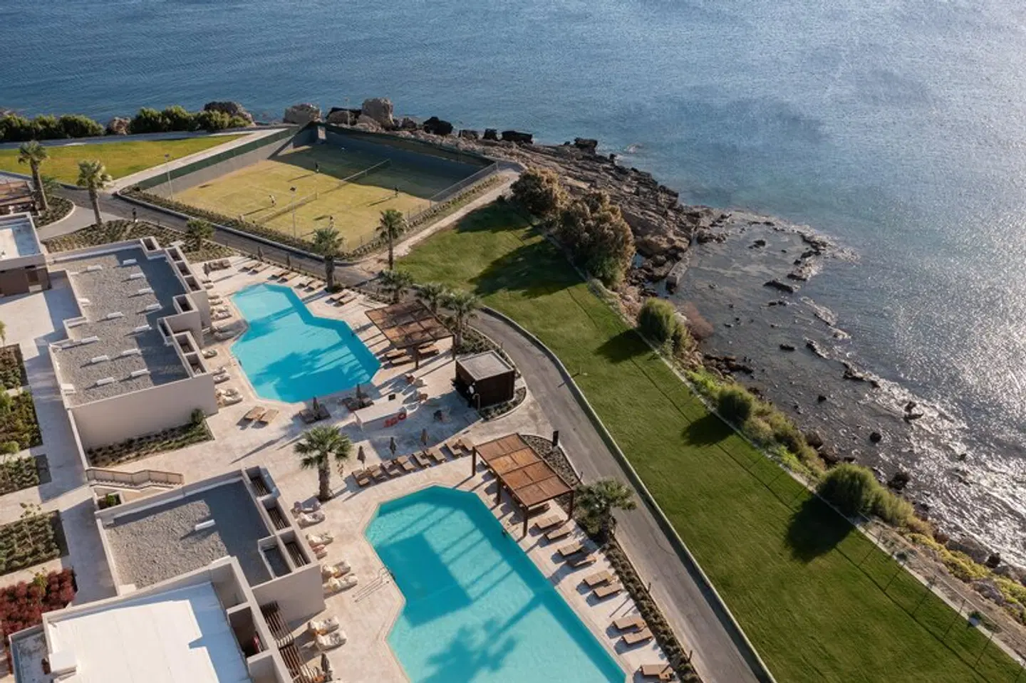 Ella Elissa OUTDOOR_POOL